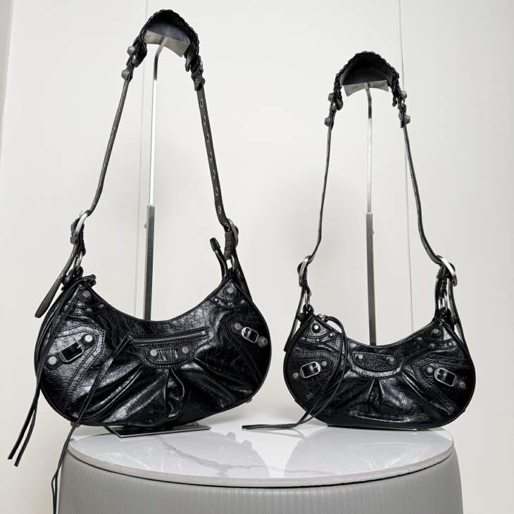 Picture of Balenciaga Handbags _SKUfw236181983fw